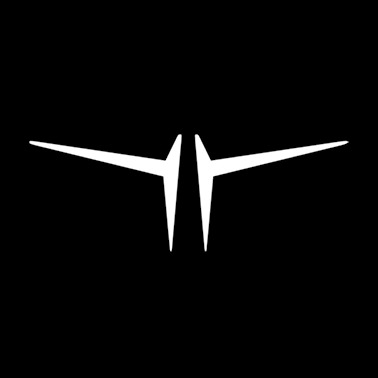 Ein minimalistisches weißes Logo auf schwarzem Hintergrund mit zwei vertikalen Linien, die auf jeder Seite eine winklige, flügelähnliche Verlängerung aufweisen, wodurch ein symmetrisches, abstraktes Design entsteht.