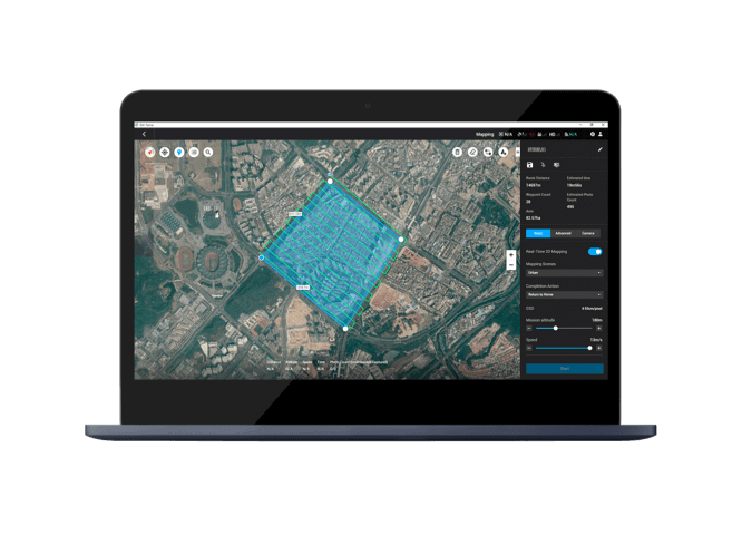 Auf dem Laptopbildschirm ist eine Satellitenkarte mit blau markierter Fläche zu sehen. Rechts zeigt die DJI Terra 3D Modellierungssoftware von DJI Enterprise Tools zur präzisen Luftbildvermessung und Kartierung.