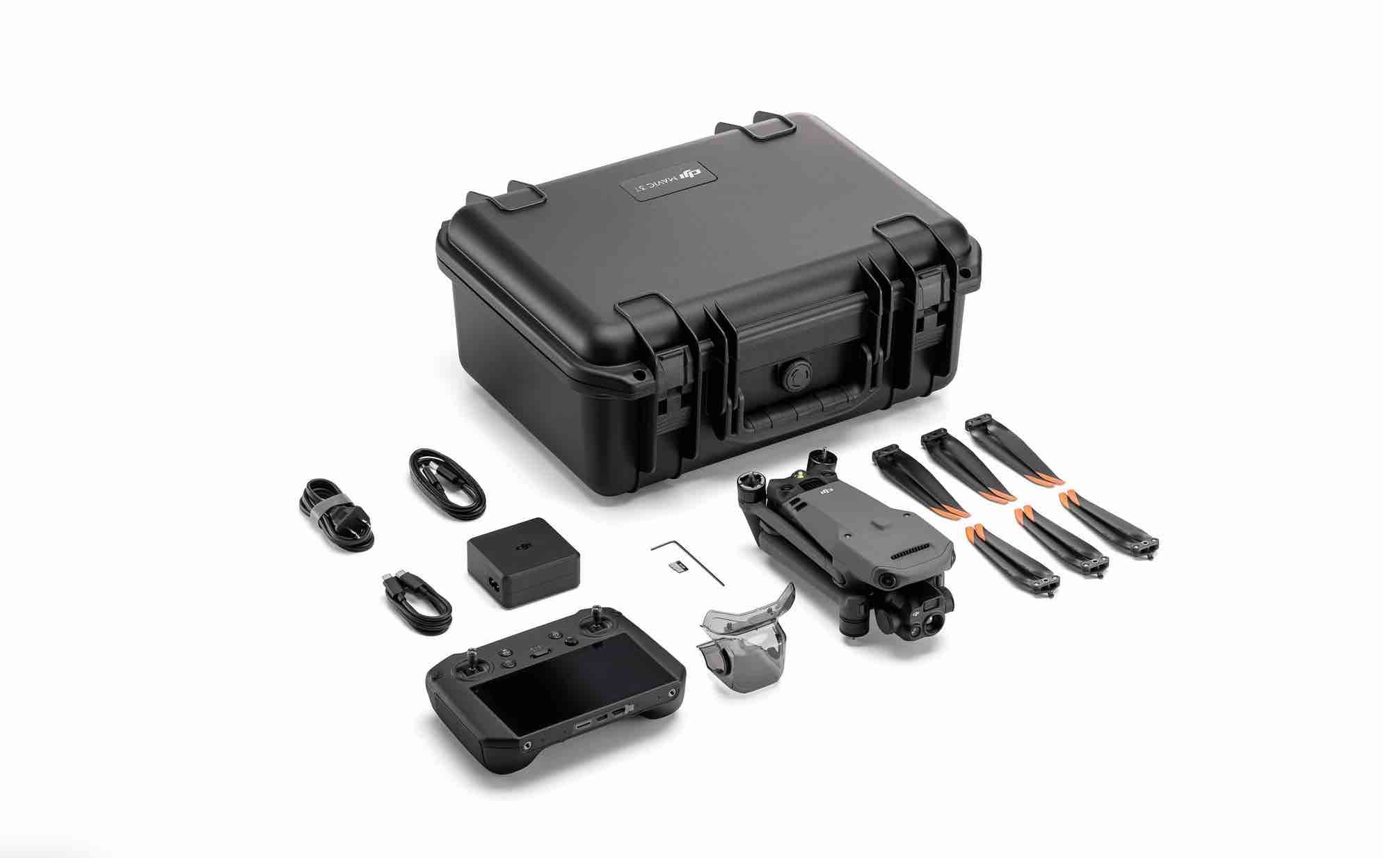 Ein DJI Enterprise Mavic 3 Thermal Multikopter (EU/C2 zertifiziert) mit Fernsteuerung, Kabeln, Propellern, Akku und Zubehör im schwarzen Hartschalenkoffer – ideal für Rettungseinsätze. inkl. DJI Care Basic Versicherung.