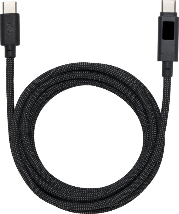 Vor einem weißen Hintergrund ist ein schwarzes, geflochtenes DJI Power 7A USB-C-Display-Ladekabel (1,8 m) mit spiralförmigem Kabel und verstärkten Steckerenden zu sehen, das für zuverlässiges Schnellladen mit dem DJI Power 140-W-GaN-Ladegerät ausgelegt ist.