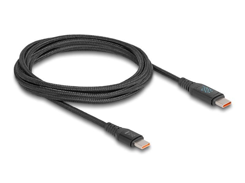 Ein schwarzes, geflochtenes Delock USB-C-Ladekabel (1,2 m) mit Spiralstruktur und Leistungsanzeige, das an beiden Enden mit USB-C-Steckern ausgestattet ist – einer davon mit einem kleinen Logo mit blauen Punkten – und eine Ladeleistung von bis zu 140 W unterstützt.