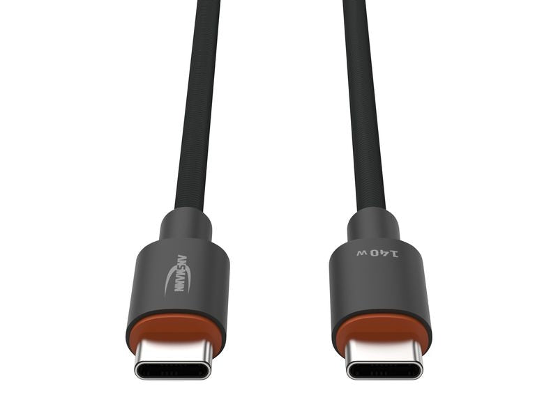 Zwei schwarze Ansmann-USB-C-Kabel mit einer robusten Textilummantelung, jeweils 60 cm lang und für bis zu 140 W ausgelegt, verfügen über dunkelgraue Stecker mit orangefarbenen Akzenten. Die Kabel, die mit „Ansmann“ und „140 W“ beschriftet sind, werden vor einem weißen Hintergrund dargestellt.