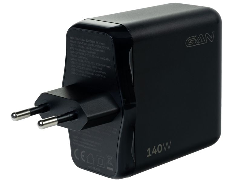 Das onit USB-Wandladegerät Quad 140 W GaN ist ein schwarzes Schnellladegerät mit drei USB-C-Anschlüssen und einem USB-A-Anschluss (PD 3.1), ausgestattet mit zwei runden Steckern und den Aufschriften „140W“ und „GAN“ an der Seite, das zum Schnellladen von elektronischen Geräten konzipiert ist.