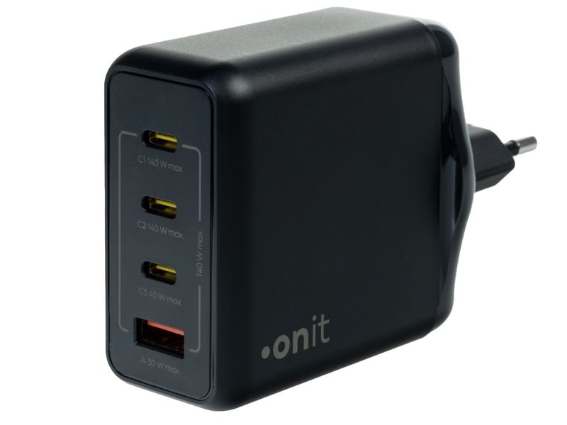 Das onit USB-Wandladegerät Quad 140 W GaN in Schwarz verfügt über drei USB-C-Anschlüsse und einen USB-A-Anschluss (PD 3.1), die jeweils deutlich mit ihrer maximalen Ausgangsleistung beschriftet sind. Dieses Schnellladegerät verfügt über einen integrierten, seitlich angebrachten Stecker für bequemes Laden und ist mit dem onit-Logo versehen.