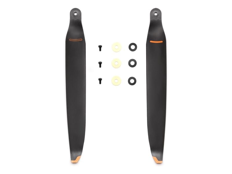 Zwei schwarze DJI Enterprise Matrice 400 (M400 RTK) 2510F Hochleistungs-Propellerblätter mit orangefarbenen Spitzen (1x CW, 1x CCW) liegen senkrecht nebeneinander, dazwischen sind drei Schrauben und vier Unterlegscheiben auf weißem Grund angeordnet.
