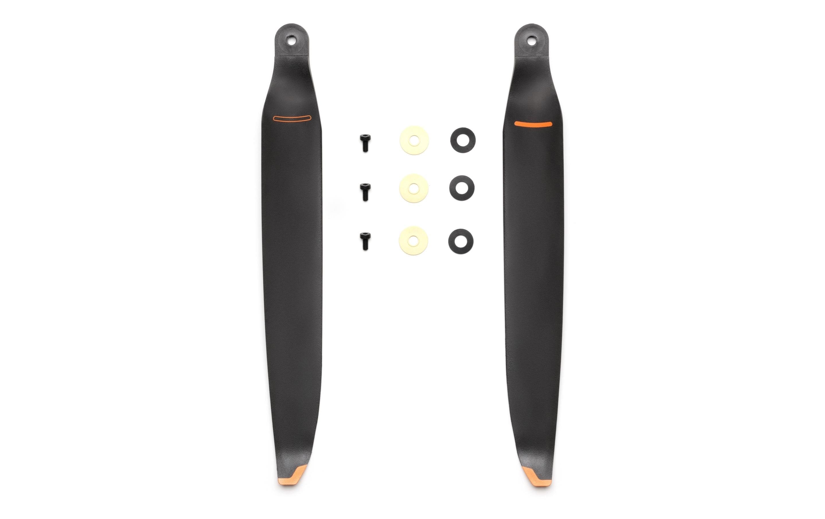 Das DJI Enterprise Matrice 400 (M400 RTK) 2510F Hochleistungs-Propeller-Set (1x CW, 1x CCW) besteht aus zwei schwarzen Propellerblättern mit orangefarbenen Spitzen, drei Schrauben und sechs Unterlegscheiben, die alle sauber auf einem weißen Hintergrund angeordnet sind.