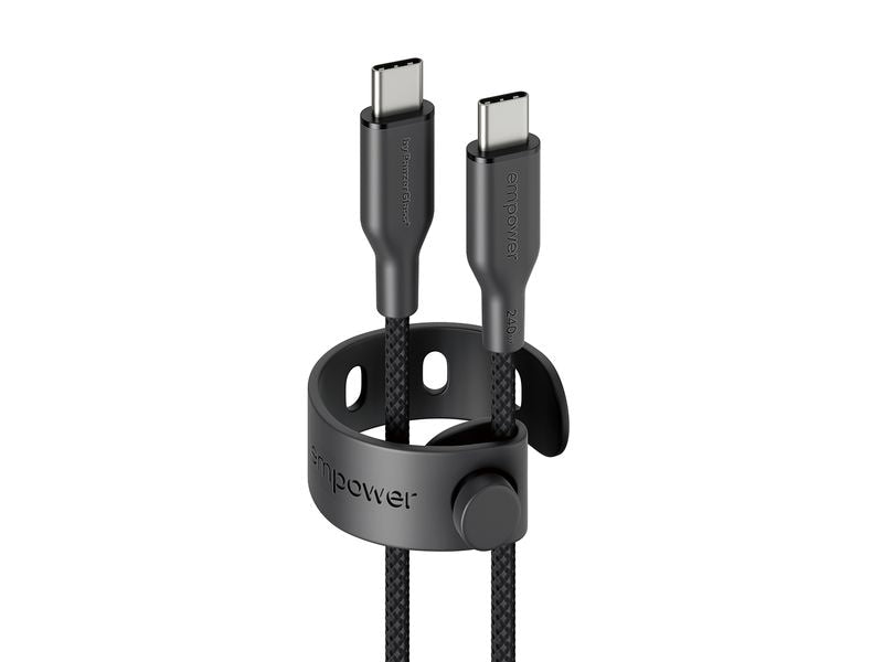 Zwei schwarze „emPower by PanzerGlass Racing“ USB-C-Kabel (240 W – 1,2 m), die mit einem schwarzen Band aus recyceltem Kunststoff zusammengehalten und mit der Aufschrift „empower“ versehen sind. Die geflochtenen Kabel von PanzerGlass verfügen über transparente USB-C-Stecker für das 240-W-Schnellladen.