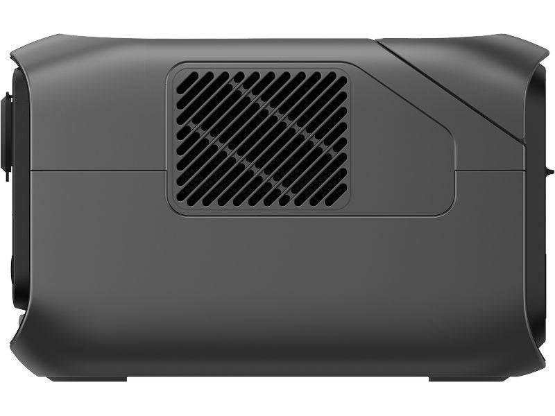 Eine Nahaufnahme der Seitenansicht des EcoFlow RIVER 3 Plus – Powerstation 286 Wh / 600 W (X-Boost 1200 W) LiFePO4 von EcoFlow, ein elegantes schwarzes Elektronikgerät mit einem Lüftungsgitter, das für die effiziente Kühlung seines fortschrittlichen LiFePO4-Akkus ausgelegt ist.