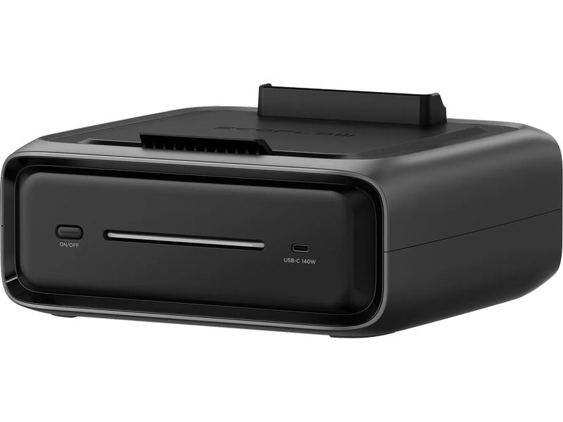 Ein schwarzes elektronisches Gerät mit einem Ein-/Aus-Schalter, einem Mediensteckplatz, einem USB-C-Anschluss und einer oben angebrachten Dockingstation – vermutlich für die Datenübertragung oder -speicherung konzipiert – dient dieses Gerät zudem als EcoFlow Zusatzbatterie RIVER 3 Plus (EB300) – 286 Wh LiFePO4 von EcoFlow und bietet eine zuverlässige Notstromreserve, wenn zusätzliche Batteriekapazität benötigt wird.