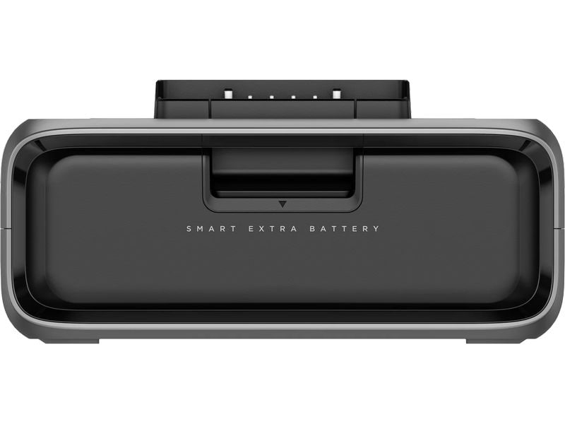 Eine Nahaufnahme der rechteckigen schwarzen EcoFlow-Zusatzbatterie RIVER 3 Plus (EB300) – 286 Wh LiFePO4 zeigt den Ladeanschluss und die Kontaktstifte auf der Oberseite, von vorne betrachtet. Auf der Vorderseite ist der Schriftzug „SMART EXTRA BATTERY“ aufgedruckt. Diese EcoFlow-Batterie dient als zuverlässige Notstromreserve und ist damit ein idealer Zusatzakku für die Notstromversorgung Ihres RIVER 3 Plus-Systems.