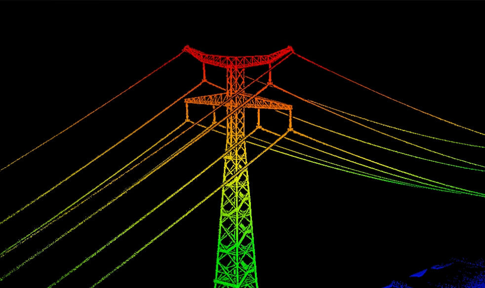 Ein Hochspannungsmast mit Stromleitungen erscheint in einem Farbverlauf von Rot nach Grün, der die Daten des DJI Zenmuse L3 - des hochpräzisen Luftbild-LiDAR-Systems von DJI Enterprise mit zwei 100MP-RGB-Kameras - vor einem schwarzen Hintergrund visualisiert.