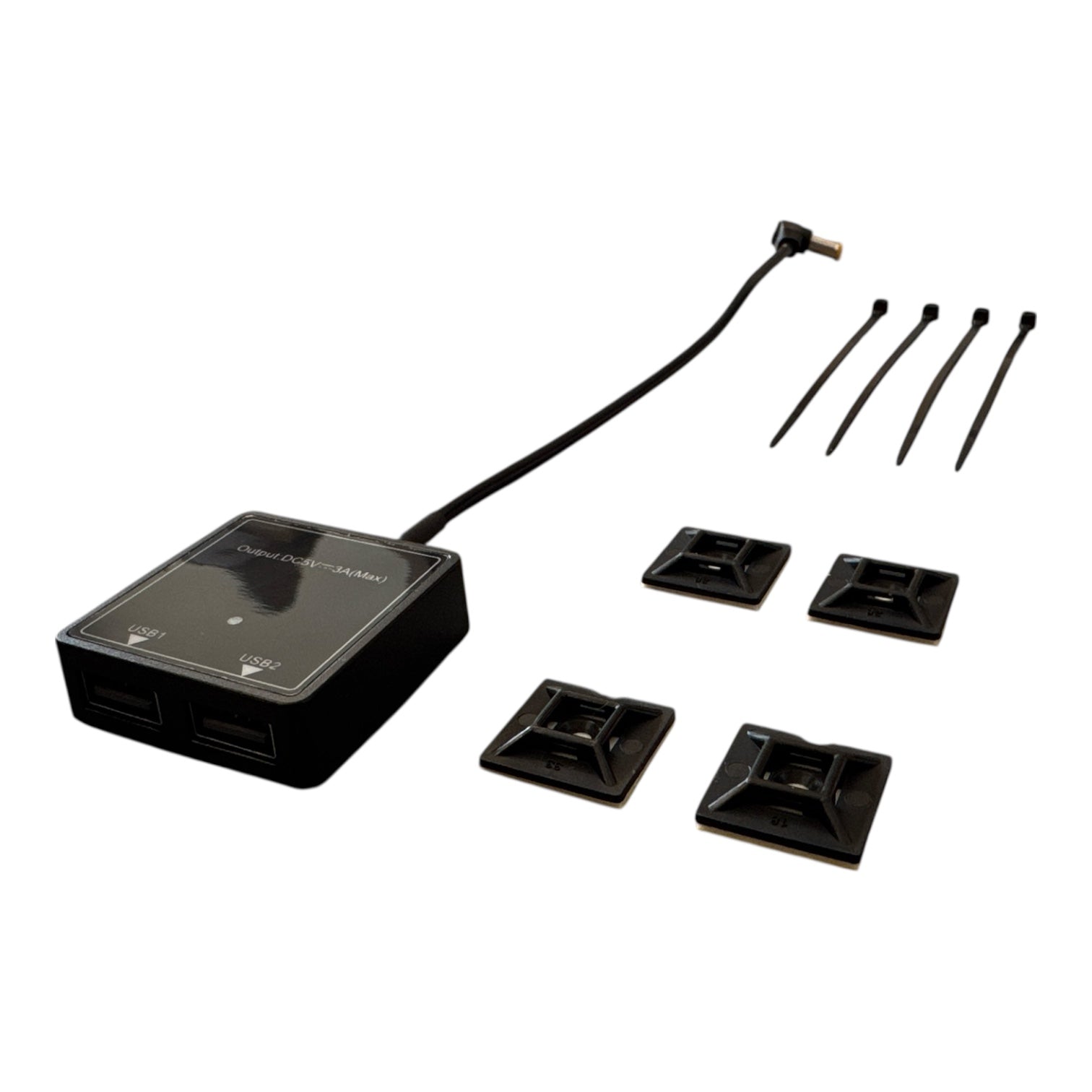 Der CIELOTEC 2-fach USB-A Spannungswandler (5V-3A, 5521 Buchse auf 2x USB-A) in schwarz mit Kabel, vier selbstklebenden Kabelhalterungen und vier Kabelbindern ist auf weißem Hintergrund abgebildet.