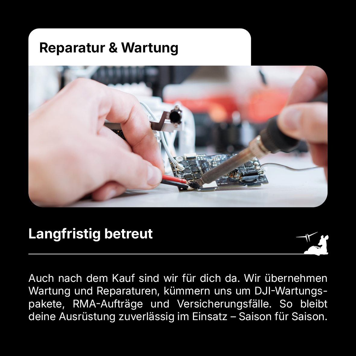 Eine Nahaufnahme von Händen, die eine Leiterplatte löten, daneben liegen Elektronikwerkzeuge. Der Text oben lautet „Reparatur & Wartung“, darunter finden sich Informationen zu langfristigen Wartungs- und Supportleistungen für das CIELOTEC DROHNENSET Rehkitzrettung – DJI Matrice 4T – BASIC.