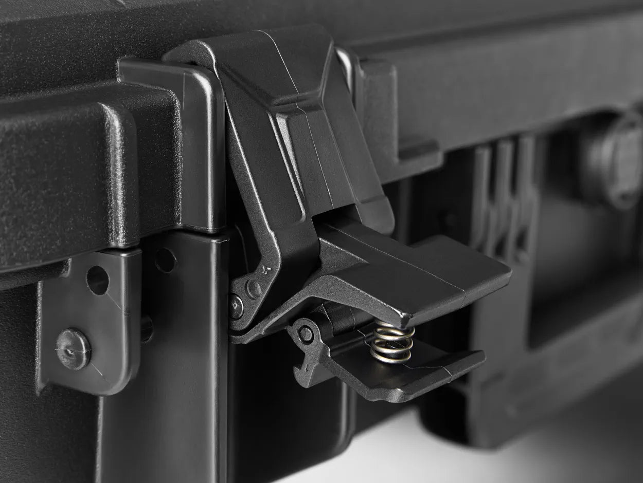 Nahaufnahme eines schwarzen Kunststoffriegels mit Metallfeder, geöffnet und an der robusten Schutzhülle TomCase Mavic 3 (M3) Enterprise Koffer XT465 – Ready to Fly Version befestigt.