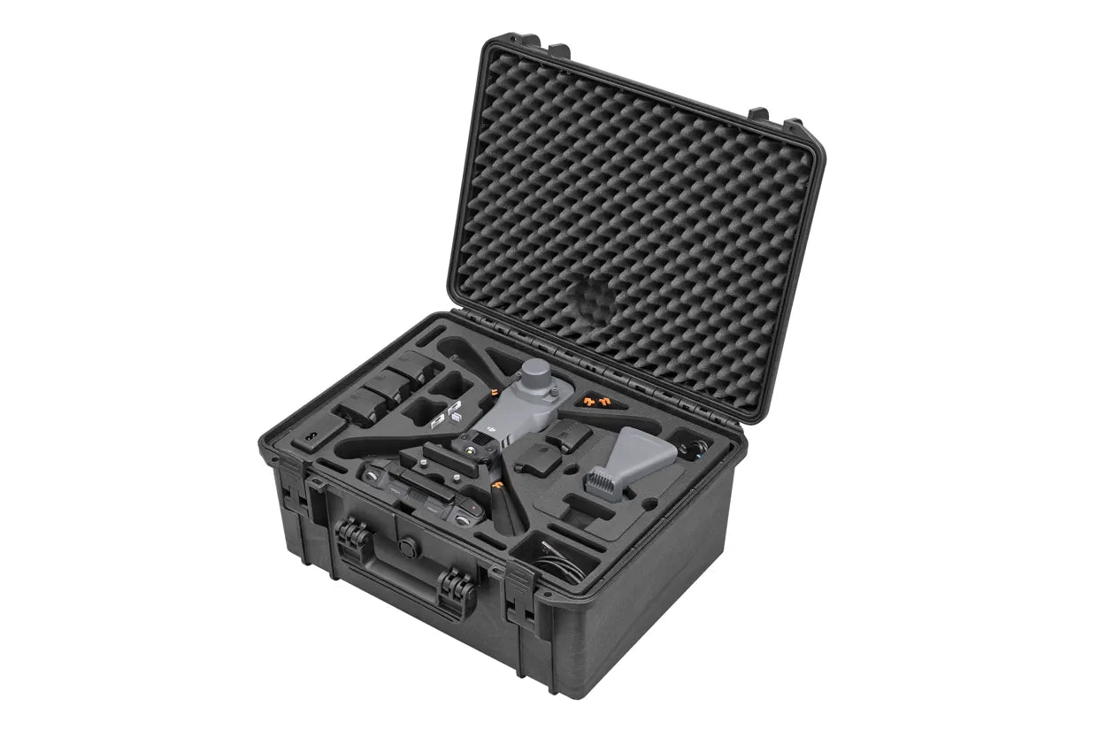 Der TomCase Mavic 3 (M3) Enterprise Koffer XT465 – Ready to Fly Version ist auf einem weißen Hintergrund geöffnet und zeigt eine individuelle Schaumstoffpolsterung und organisierte Fächer für die DJI Mavic 3 Enterprise-Drohne und Zubehör.