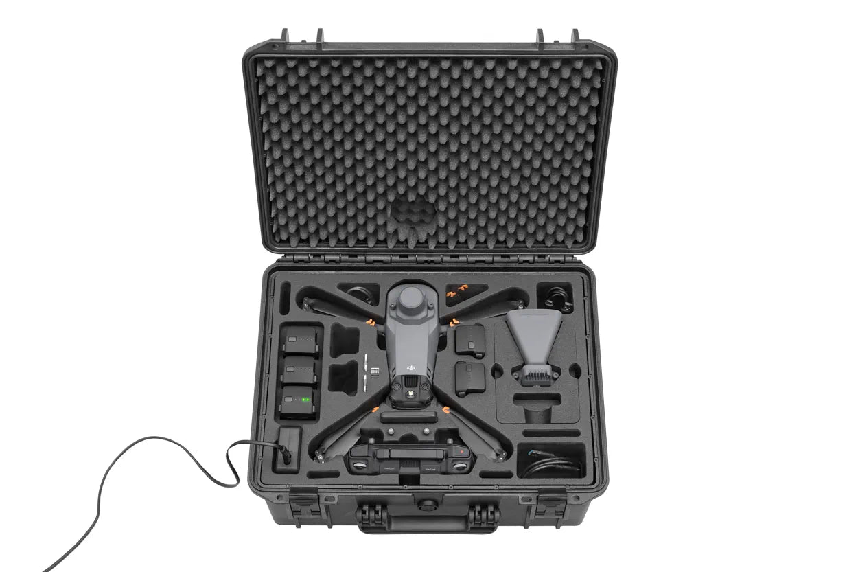 Der TomCase Mavic 3 (M3) Enterprise Koffer XT465 – Ready to Fly Version bietet Platz für Ihre Drohne, Akkus, Fernbedienung, Ladegerät und Zubehör in Schaumstofffächern – so bleibt alles organisiert und geschützt für den Einsatz im Freien. Der Koffer ist offen und liegt flach.