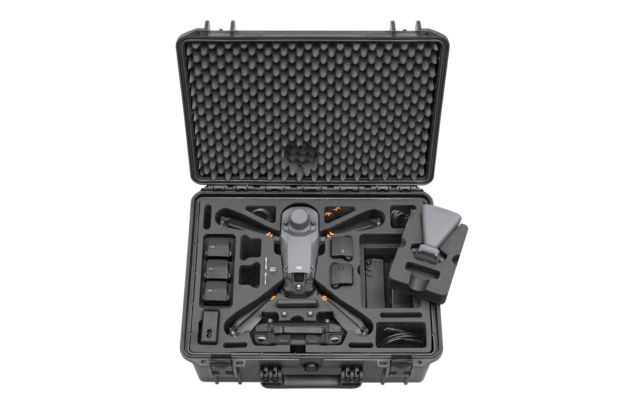 Der TomCase Mavic 3 (M3) Enterprise Koffer XT465 – Ready to Fly Version ist ein wasserdichter Outdoor-Koffer mit maßgeschneidertem Inlay für DJI Mavic 3 Enterprise, Fernsteuerung, mehrere Akkus und Zubehör. Geöffneter Deckel zeigt Egg-Crate-Schaumstoff.