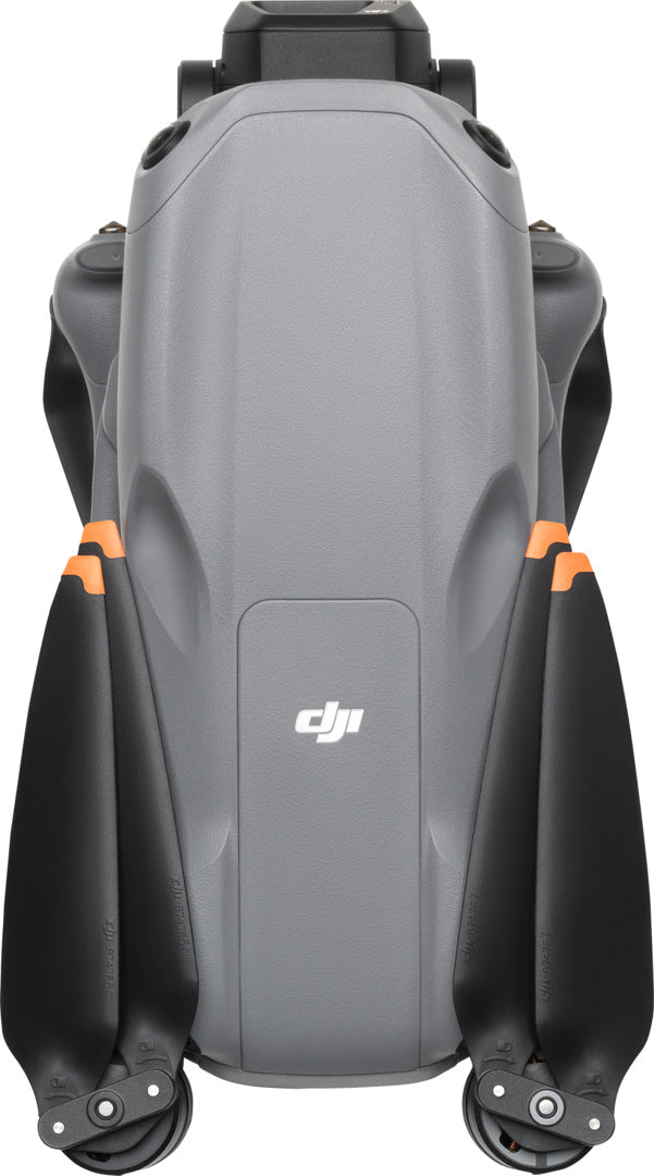 Draufsicht auf die kompakte DJI Air 3S Fly More Combo (RC 2) Drohne mit eingeklappten Propellern und elegantem Design. Sie verfügt über ein Dual-Kamerasystem und einen orangefarbenen Klappmechanismus. Das DJI Consumer-Logo ist sichtbar und die Drohne bietet eine beeindruckende Flugzeit von 45 Minuten.