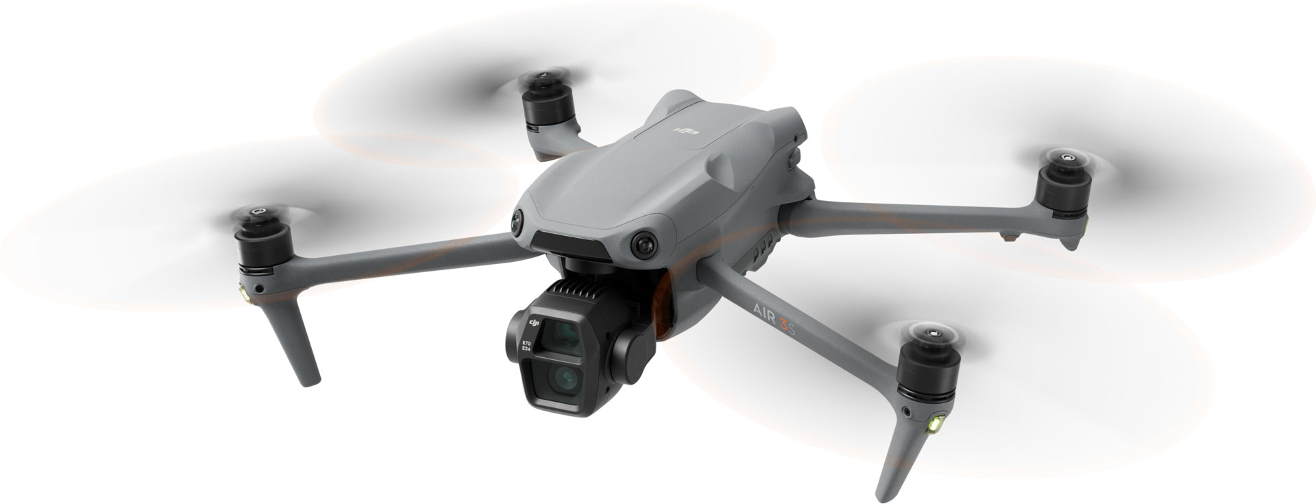 Die DJI Air 3S Fly More Combo (RC 2) von DJI Consumer ist eine graue Quadrocopter-Drohne mit vier beweglichen Propellern, die durch ihr schlankes Design und fortschrittliche Technologie besticht. Sie verfügt über eine 1-Zoll-CMOS-Sensor-Kamera an der Vorderseite, deren unscharfe Rotorblätter einen längeren Flug signalisieren.