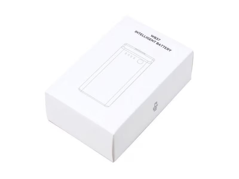 Eine elegante weiße Box mit der Aufschrift „DJI Enterprise WB37 RC-Akku LiPo 4920 mAh 7,6 V WB37“ zeigt die einfache Strichzeichnung eines Akkus. Der Deckel ist angewinkelt, um Tiefe und Kompatibilität mit dem RC Plus Smart Controller zu verdeutlichen und bietet dank USB-C-Anschluss Vielseitigkeit.