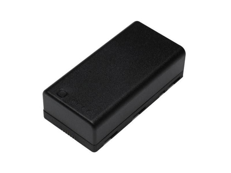 Ein schlankes, schwarzes rechteckiges Gerät mit einem kleinen Punkt ähnelt einer Ladestandsanzeige, wahrscheinlich der DJI Enterprise WB37 LiPo 4920 mAh 7,6 V Akku – kompakt und elegant, versorgt er Ihren RC Plus Smart Controller mit Strom.