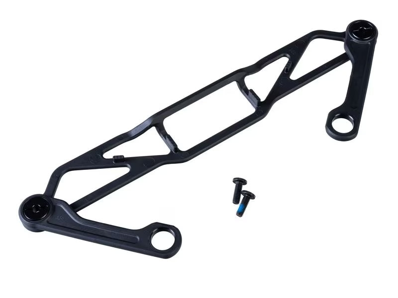 Das DJI RC Plus 2 Gurt- und Hüftgurt-Kit von DJI Enterprise ist auf weißem Hintergrund abgebildet und verfügt über eine schwarze Halterung mit aufwendigen Aussparungen und zwei Schraubenlöchern an jedem Ende. Zwei Schrauben gehören zum Lieferumfang, eine davon mit einem markanten blauen Segment, ideal zur Befestigung von Geräten wie der Matrice 4 Serie.