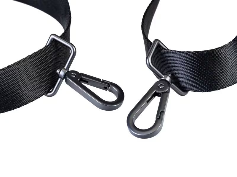 Zwei schwarze Gurte mit Metallkarabinerhaken auf weißem Hintergrund, die zum Verbinden von Gegenständen wie dem DJI RC Plus 2 dienen. Das robuste Gurt- und Hüftstützset DJI Enterprise RC Plus 2 eignet sich perfekt für Taschen, Gurte oder ähnliches Zubehör.