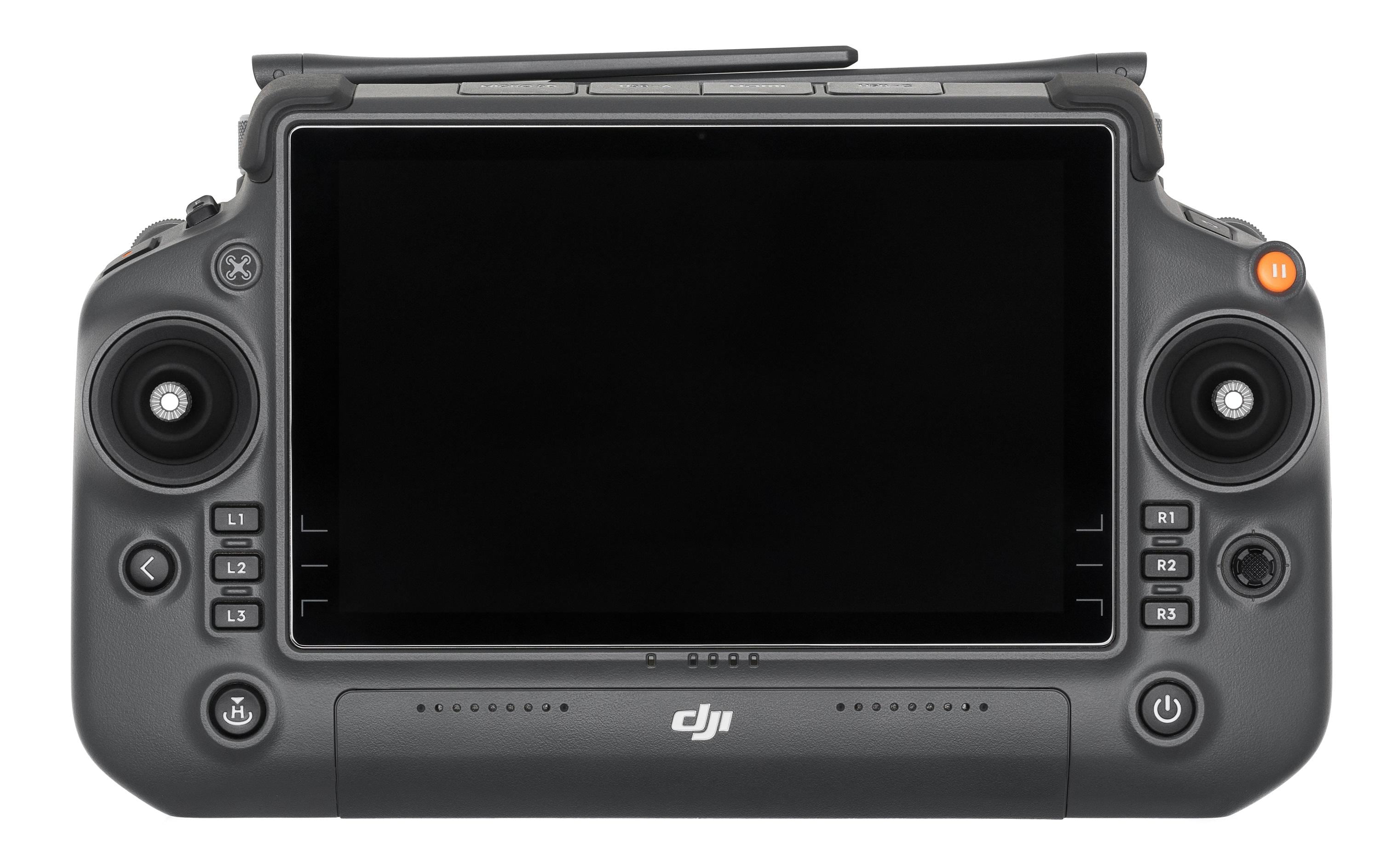 Die DJI Care Basic-Fernbedienung des DJI Enterprise Multikopter Matrice 350 RTK (EU) verfügt über einen großen integrierten Bildschirm, zwei Joysticks, mehrere Tasten und eine Top-Antenne – perfekt für atemberaubende Luftaufnahmen – vor einem weißen Hintergrund.