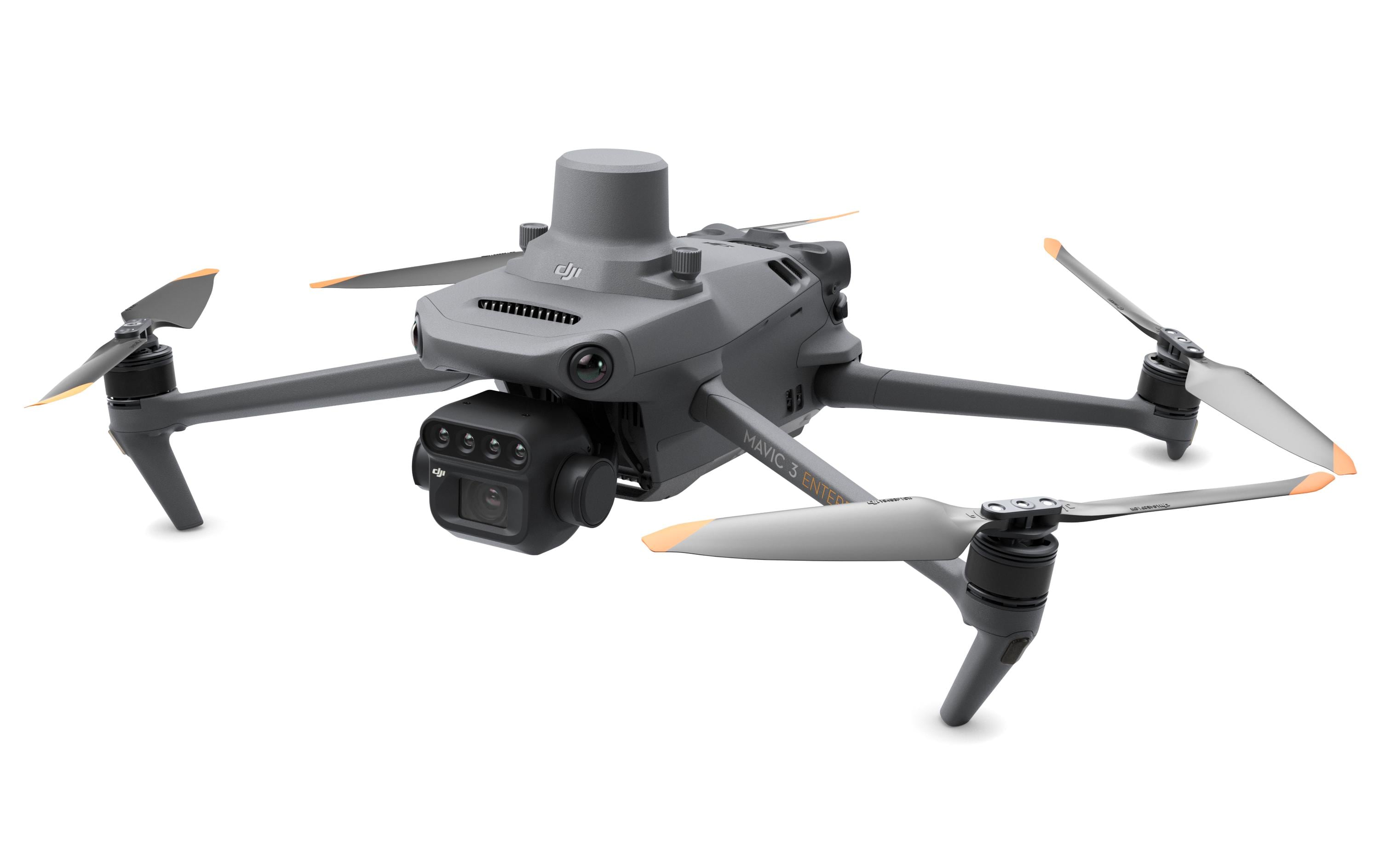 Der DJI Enterprise Multikopter Mavic 3 Multispectral (M3M) ist vor weißem Hintergrund abgebildet. Er verfügt über vier orangefarbene Propeller, eine Kamera an der Vorderseite und eine Antenne an der Oberseite. Diese Drohne integriert multispektrale Bildgebungstechnologie für verbesserte landwirtschaftliche Anwendungen.