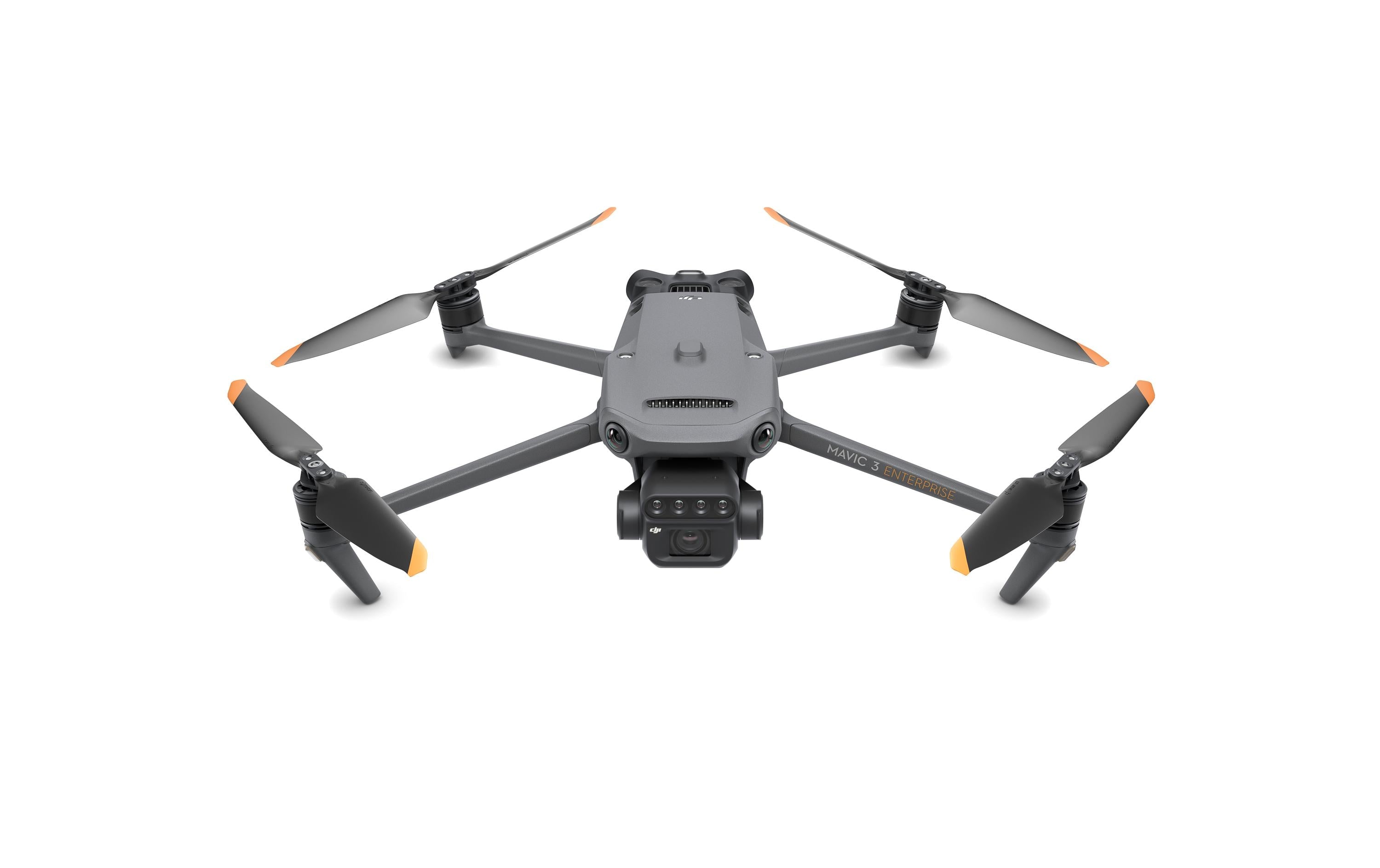 Ein DJI Enterprise Multikopter Mavic 3 Multispectral ist vor einem weißen Hintergrund abgebildet. Der graue Quadrocopter mit vier orangefarbenen Propellern und einer angebrachten Kamera ist nach vorne gerichtet und mit einem Multispektral-Bildgebungssystem ausgestattet, das sich ideal für die Landwirtschaft eignet.