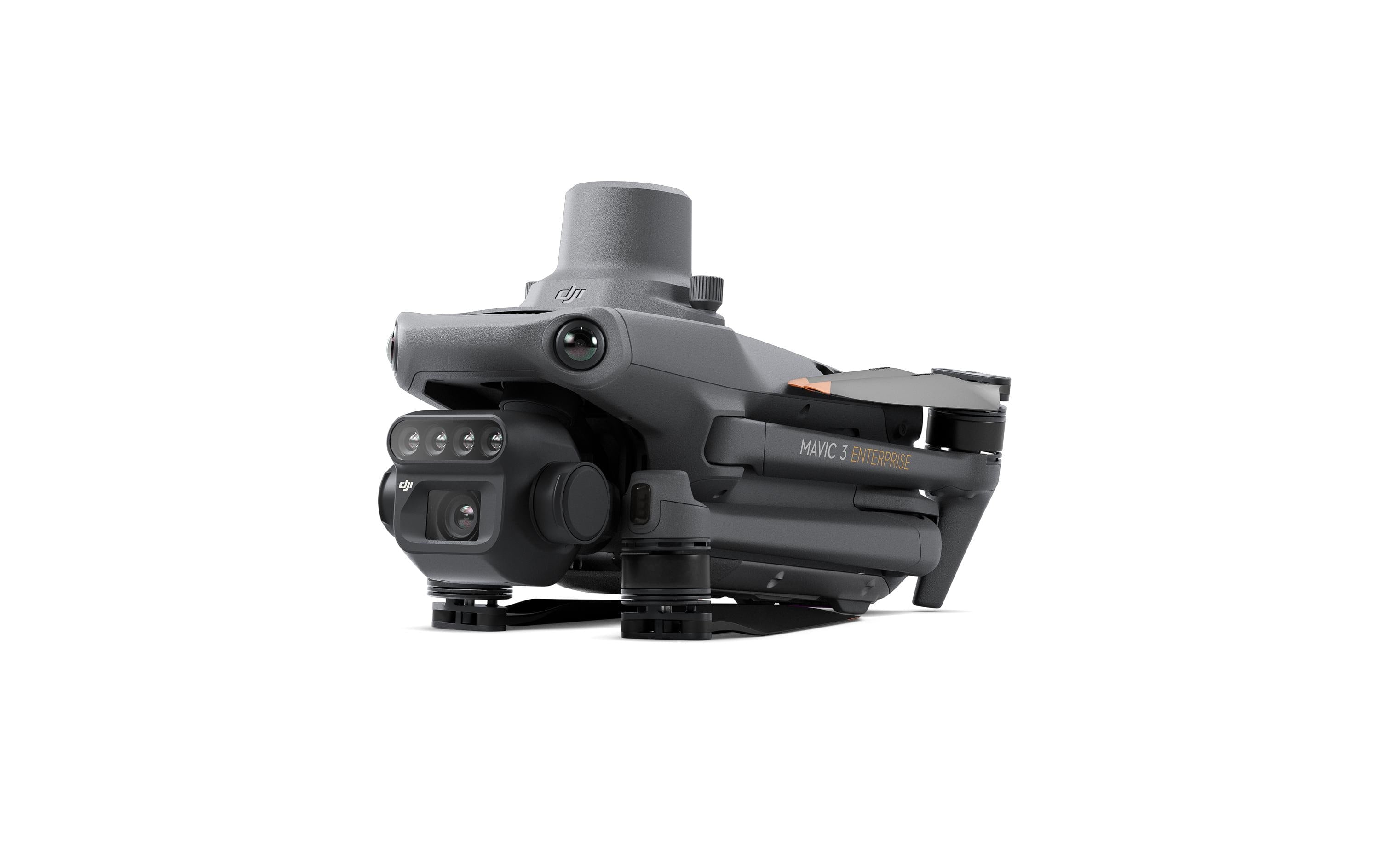 Die DJI Enterprise Mavic 3 Multispectral M3M (EU/C2) ist eine kompakte Hightech-Drohne mit gefalteten Armen und Propellern. Sie verfügt über mehrere Kameras und ein multispektrales Bildgebungssystem an der Vorderseite für landwirtschaftliche Anwendungen. Der Name „DJI Enterprise“ ist auf der Seite vor weißem Hintergrund sichtbar.