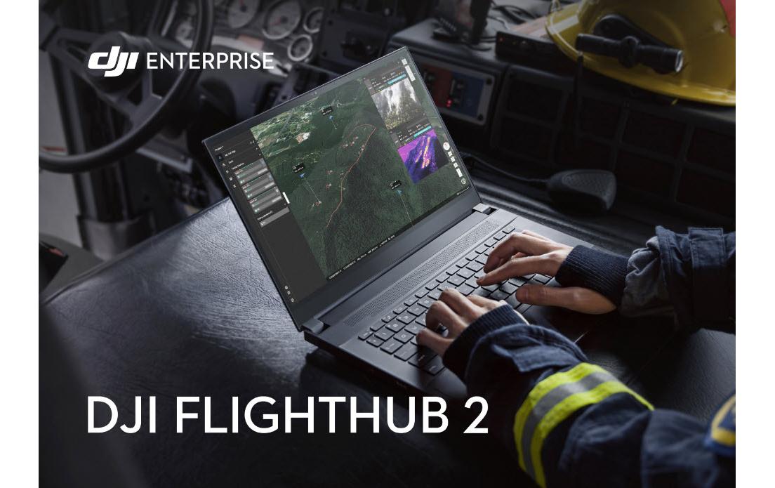 Eine uniformierte Person bedient einen Laptop mit DJI FlightHub 2-Display, einschließlich Luft- und Wärmebildkarten. Das Dashboard zeigt einen Feuerwehrhelm, und das System integriert Drohneneinsätze nahtlos auf der Cloud-basierten Plattform von DJI Enterprise mithilfe der Professional-Version von FlightHub 2.