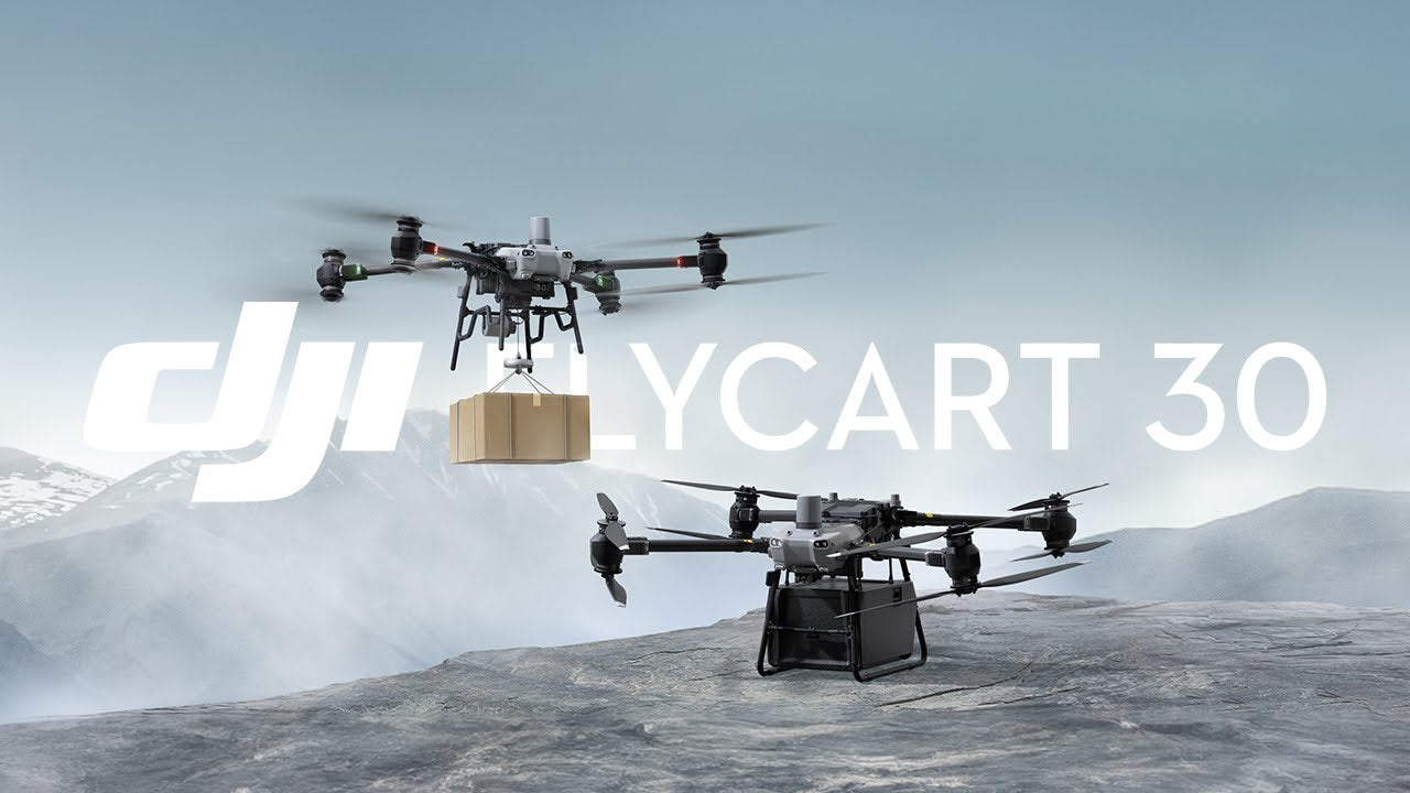 Zwei DJI Delivery Multikopter – FlyCart 30 Drohnen schweben über felsigem Gelände mit Bergen im Hintergrund; eine transportiert einen Karton, die andere einen schwarzen Container. Text: DJI Delivery – FlyCart 30, die innovative Multikopter-Lösung.