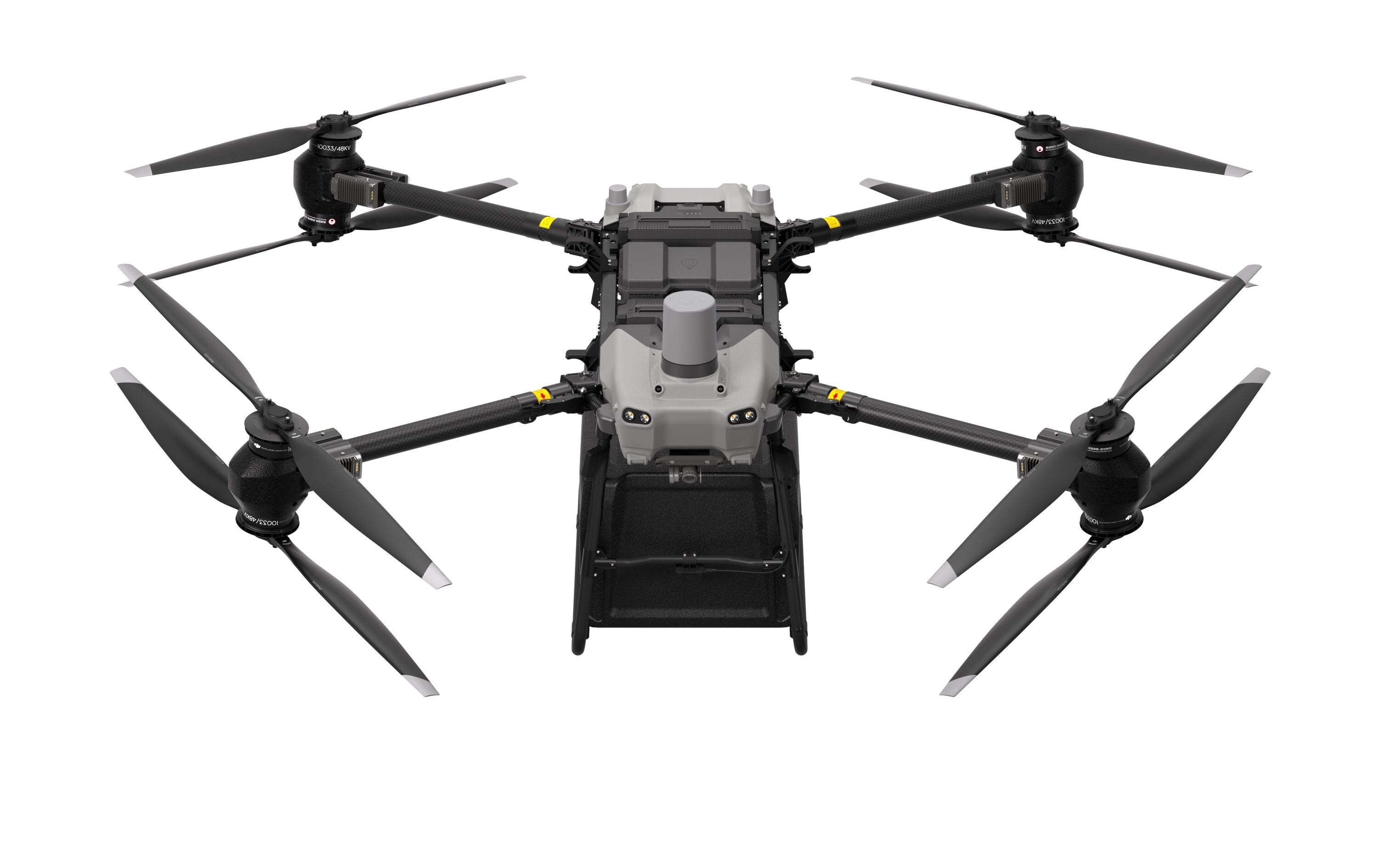 Der DJI Delivery Multikopter – FlyCart 30 von DJI Delivery verfügt über vier große Propeller, einen grauen Körper und ein Fahrwerk, von oben auf weißem Hintergrund dargestellt.