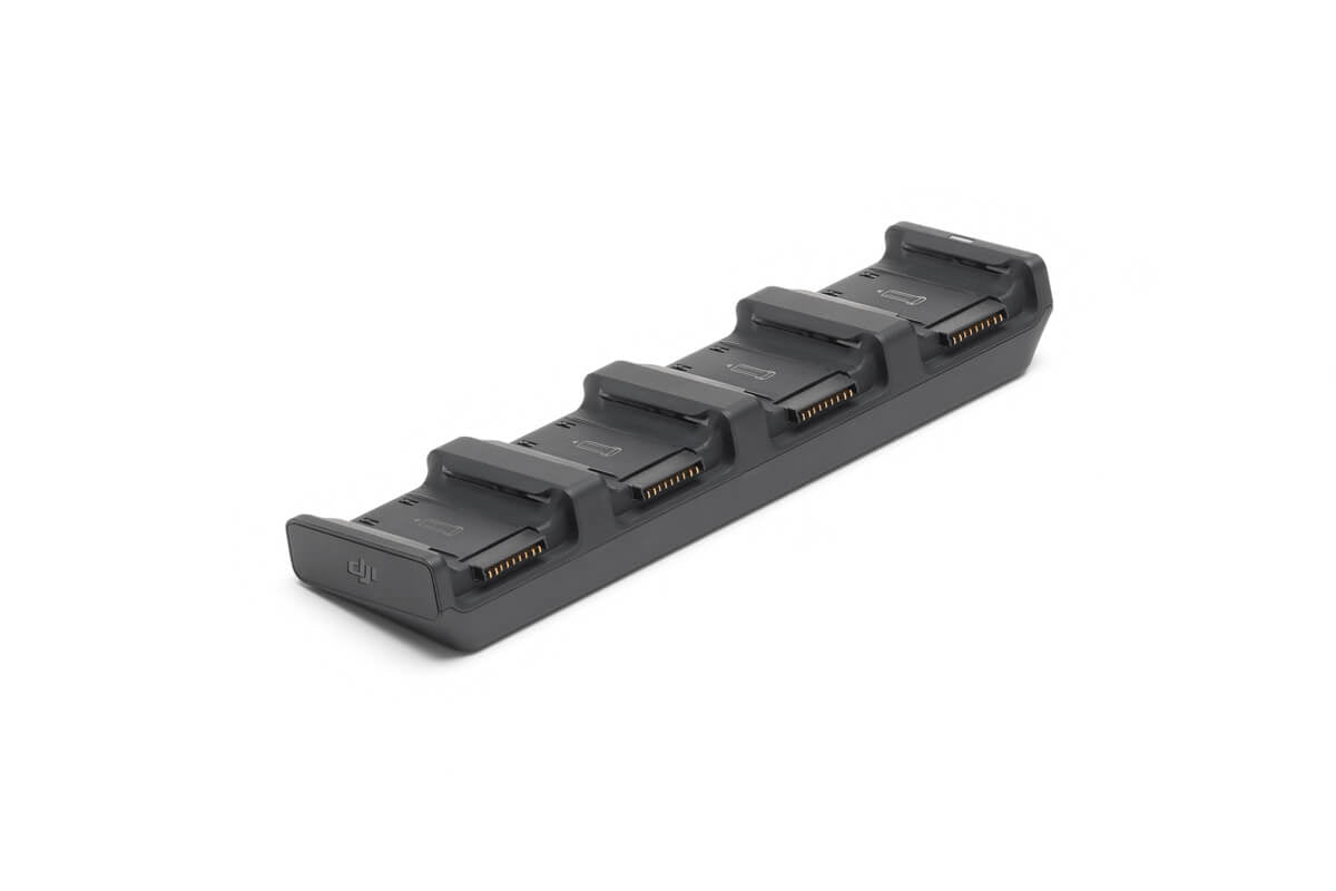 Der DJI Matrice 4 Series Charging Hub von DJI Enterprise lädt vier Matrice 4 Intelligent Flight Batteries gleichzeitig. Dieser linear angeordnete, elegante schwarze Hub unterstützt verschiedene elektronische Geräte, darunter auch Drohnen der DJI-Serie.
