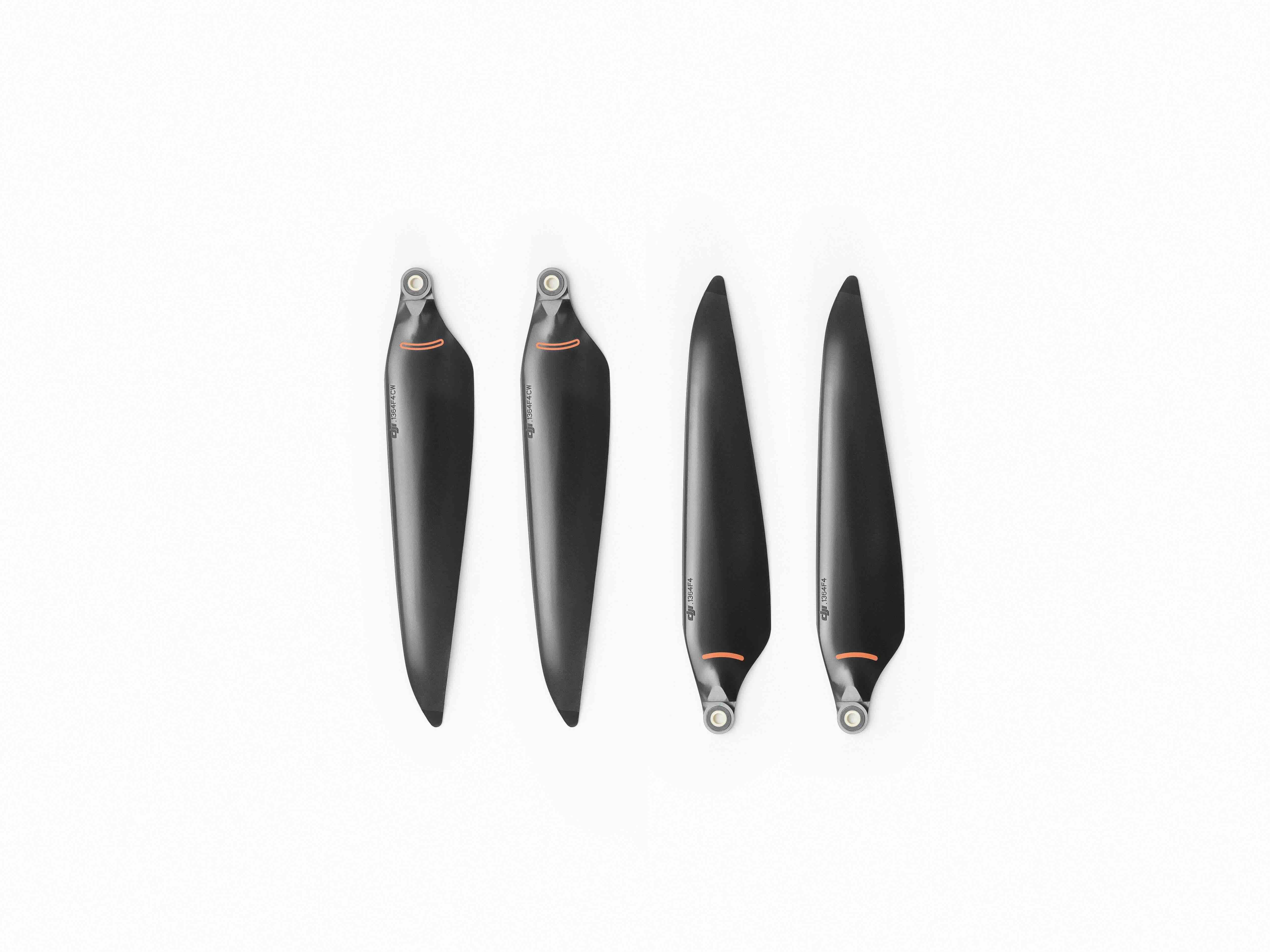 Zwei Paare von DJI Enterprise Low-Noise Anti-Ice Propellern (für Matrice 4D/4TD) werden nebeneinander auf weißem Hintergrund angezeigt und heben ihre Vorder- und Rückseite hervor – ideal für winterliche Einsätze.