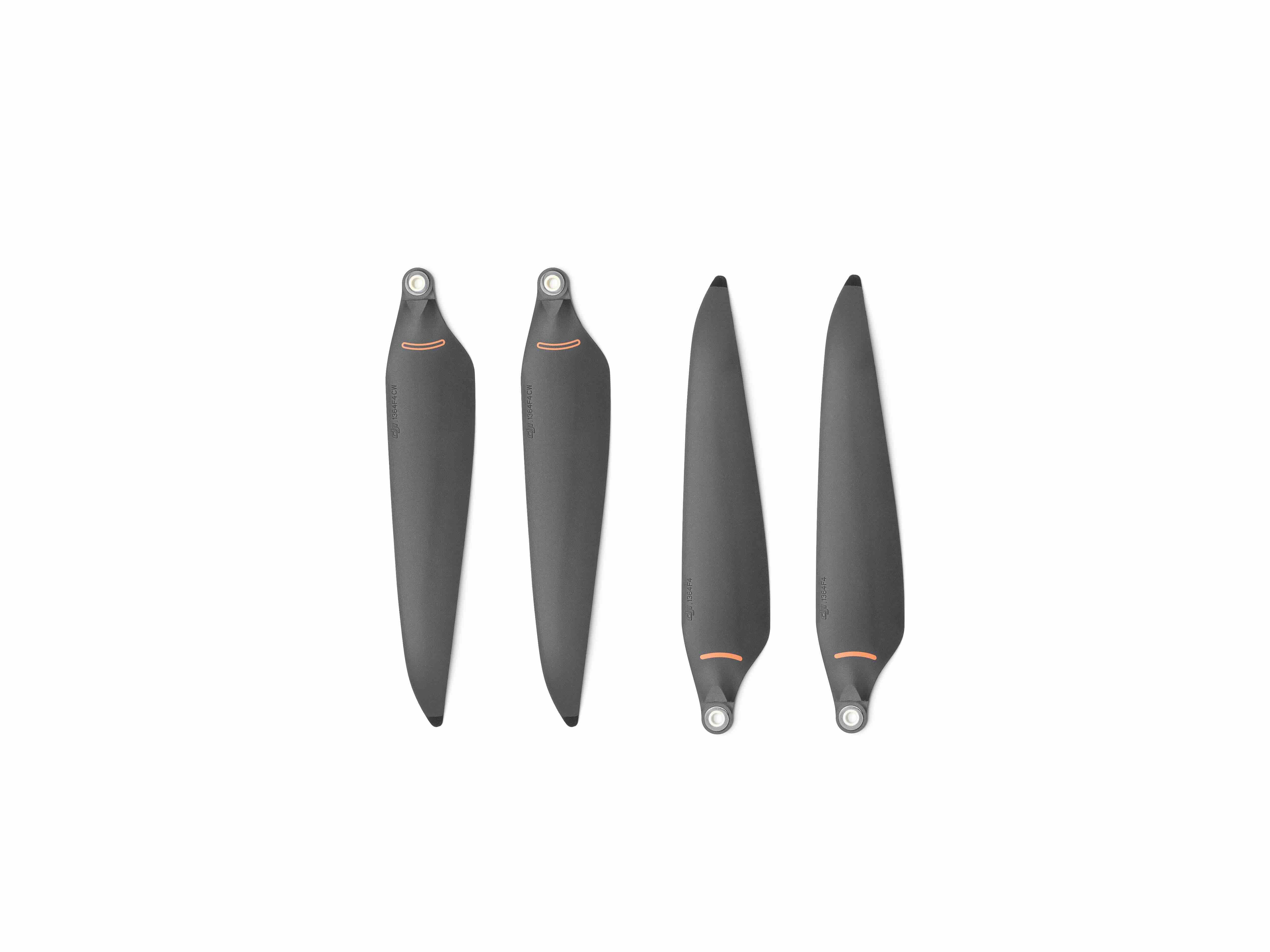 Vier schwarze DJI Enterprise Low-Noise Anti-Ice Propellerblätter (1 Paar) für Matrice 4D/4TD, jeweils mit orangefarbener Markierung und ideal für den Winterbetrieb, sind nebeneinander auf einem schlichten weißen Hintergrund angeordnet.