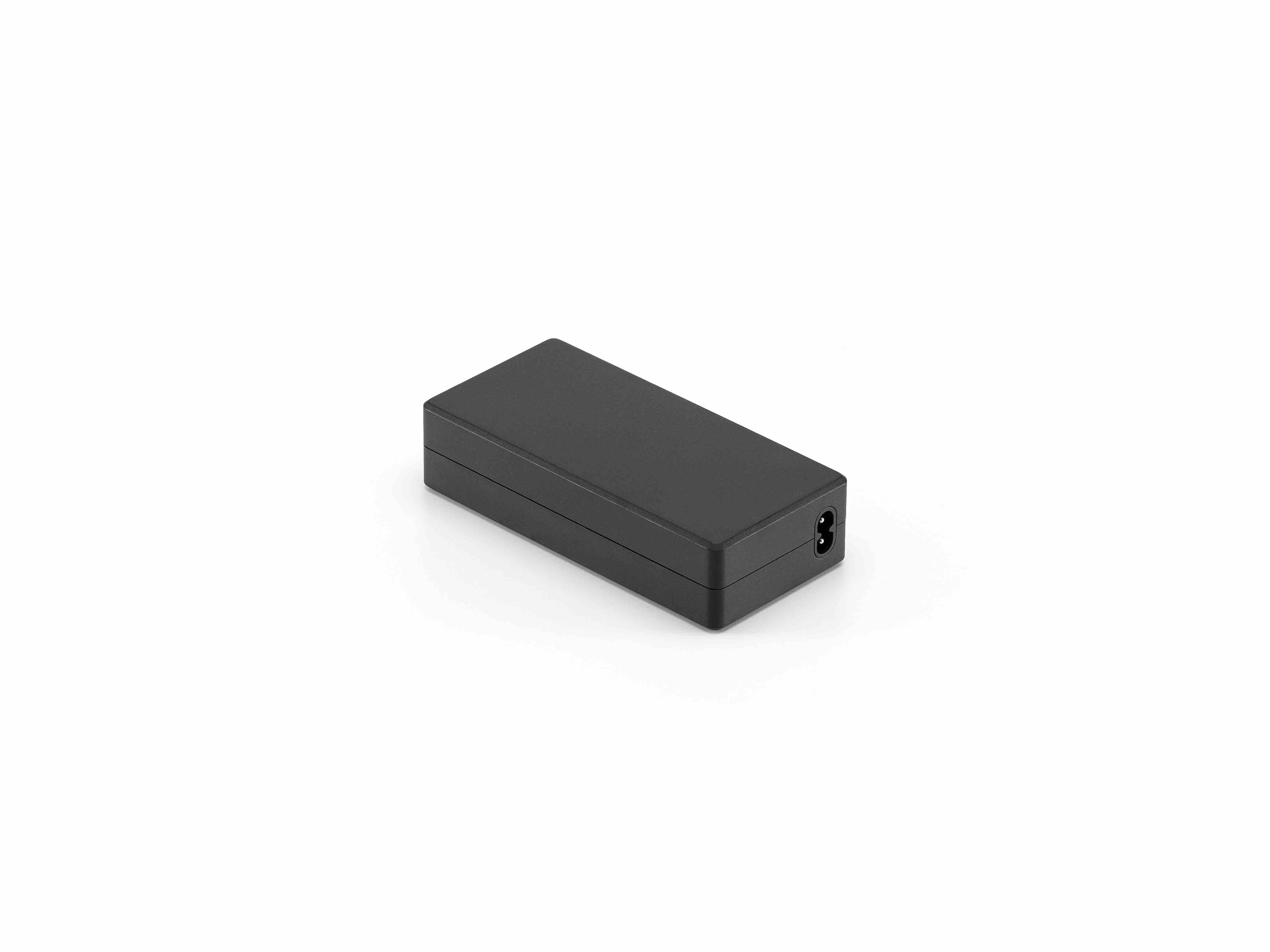 Auf einem schlichten weißen Hintergrund ist ein schwarzes rechteckiges DJI Enterprise Ladegerät - Netzteil CDX230-240 für DJI Matrice 4D und 4TD mit Netzkabelanschluss von DJI Enterprise abgebildet.