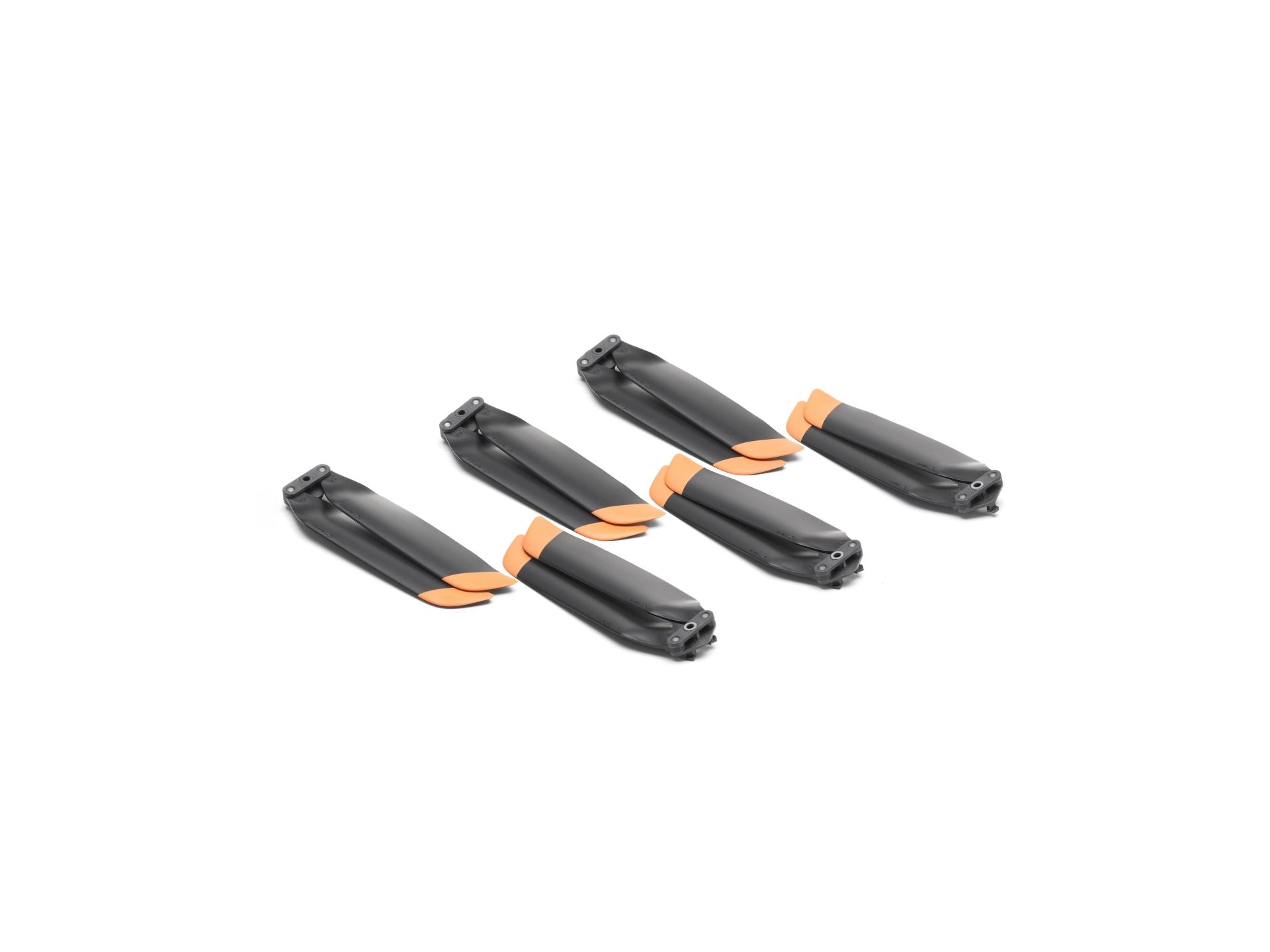 Fünf geräuscharme Propeller der DJI Matrice 4-Serie von DJI Enterprise, schwarz mit orangefarbenen Spitzen und C2-Konformität, sind versetzt vor einem weißen Hintergrund angeordnet und sorgen für einen leisen Betrieb der Modelle M4E und M4T.