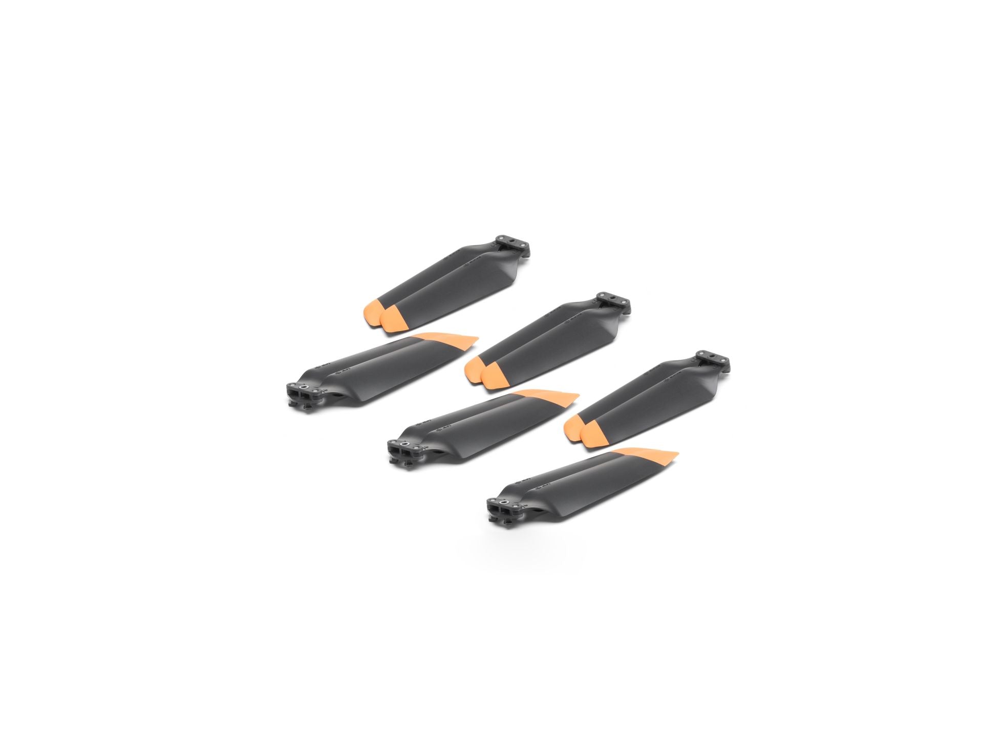 Acht geräuscharme Propeller der DJI Enterprise Matrice 4-Serie mit orangefarbenen Spitzen, die für die C2-Konformität ausgelegt sind, sind auf einem weißen Hintergrund angeordnet.
