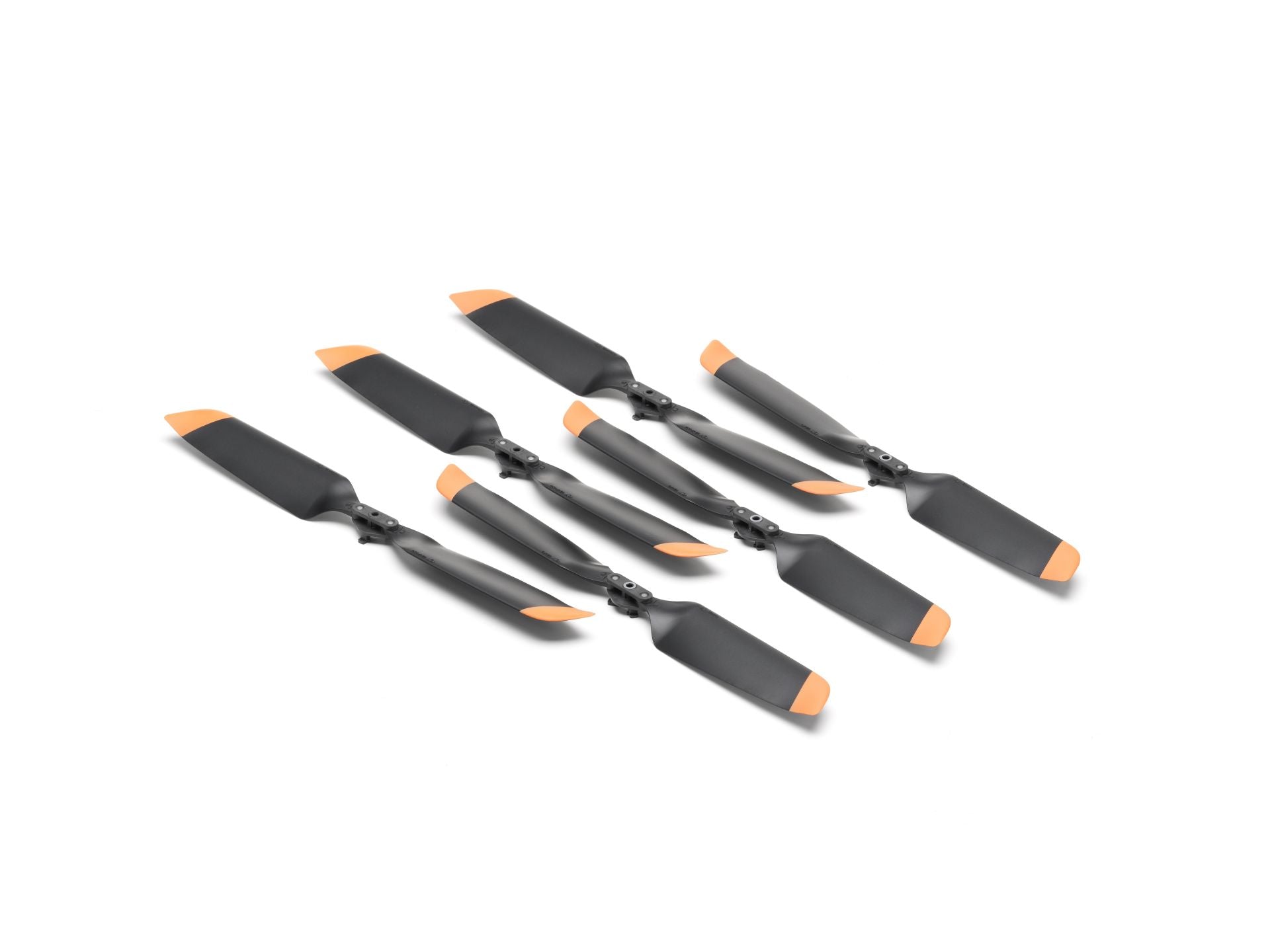 Sechs geräuscharme Propeller der DJI Enterprise Matrice 4-Serie – M4E, M4T in Schwarz mit orangefarbenen Spitzen sind ordentlich in zwei Reihen auf weißem Hintergrund angeordnet.