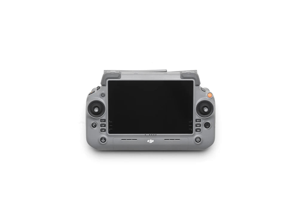 Eine graue DJI Enterprise Matrice 4TD Stand-Alone Combo-Fernbedienung mit großem Bildschirm, Steuertasten, Joysticks und Antenne, ideal für den Einsatz bei jedem Wetter (IP55) und für Wärmebilder, Vorderansicht auf weißem Hintergrund.