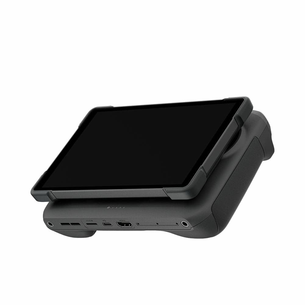 Ein schwarzes Touchscreen-Tablet in einer Schutzhülle ruht auf einem angewinkelten Ladedock, ideal zum Betrachten von 6K-HDR-Videos von der DJI Mavic 4 Pro 512GB Creator Combo von DJI Consumer; der Bildschirm ist ausgeschaltet und zeigt die seitlichen Anschlüsse auf dem Dock an.