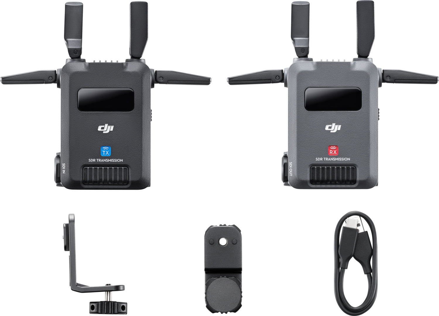 Die DJI Pro Digitale Bildübertragung – DJI SDR Transmission Combo verfügt über TX- (Sender) und RX- (Empfänger) Einheiten mit Antennen, einer Reichweite von 3 km, einer Montagehalterung, einem Cold Shoe-Adapter und einem USB-C-Kabel – dargestellt auf einem weißen Hintergrund.