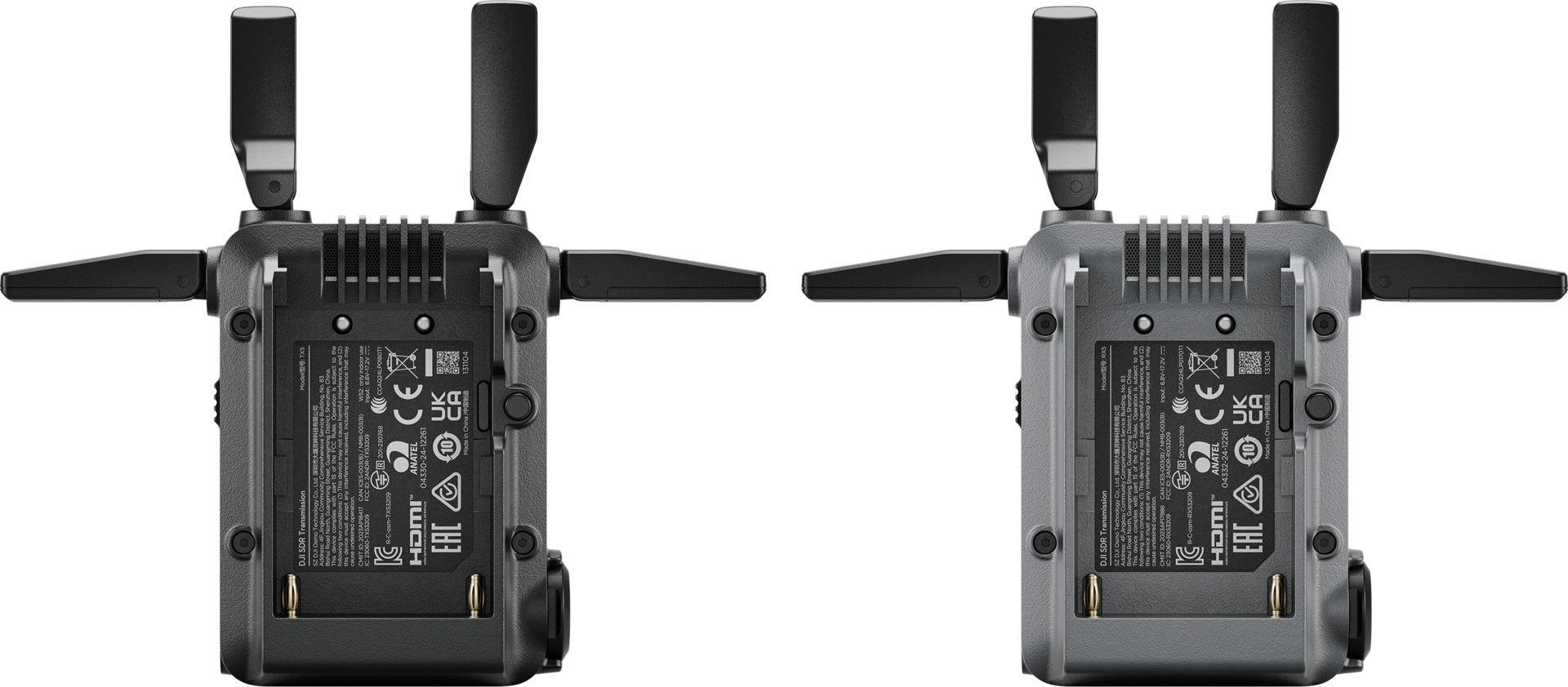 Zwei drahtlose Geräte mit Antennen und schwarzen Gehäusen (von hinten abgebildet) verfügen über Batteriefächer und Prüfzeichen. Die DJI Pro Digitale Bildübertragung – SDR Transmission Combo bietet eine Reichweite von bis zu 3 km für hervorragende Konnektivität.