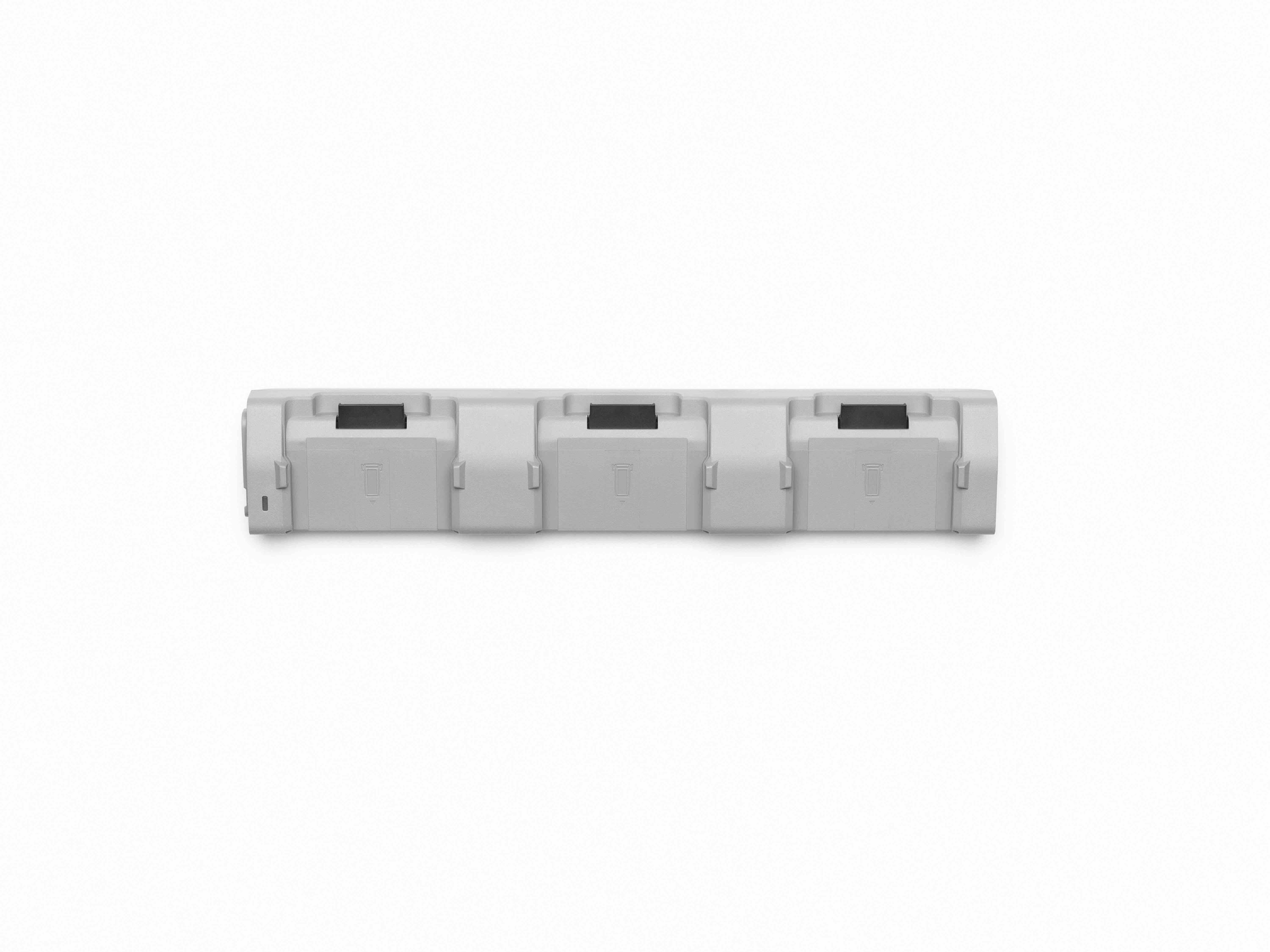 Ein grauer Wandhalter mit drei Schlitzen organisiert effizient Gegenstände wie Besen, Wischmopps oder den Ladehub CHX230‑240 von DJI Enterprise für Matrice 4D / 4TD Akkus, abgebildet vor einem weißen Hintergrund.