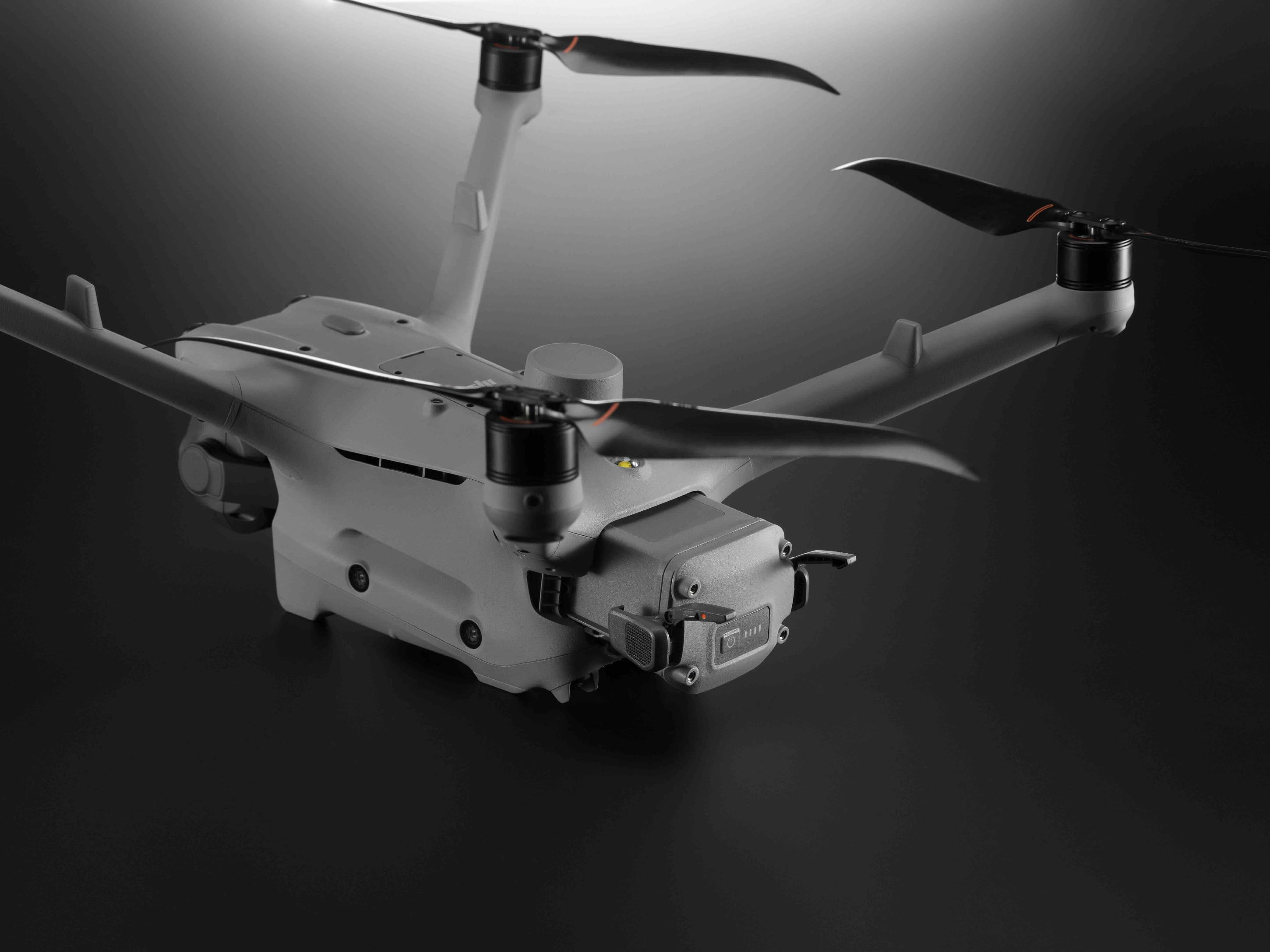 Eine Nahaufnahme der DJI Matrice 4D Standalone Combo (M4D) von DJI Enterprise, einer hochpräzise, allwettertaugliche Vermessungsdrohne (IP55) mit erweiterten Propellern – ideal für automatisierte Inspektionen und Vermessung. Inklusive 1 Jahr DJI Care Enterprise Plus.