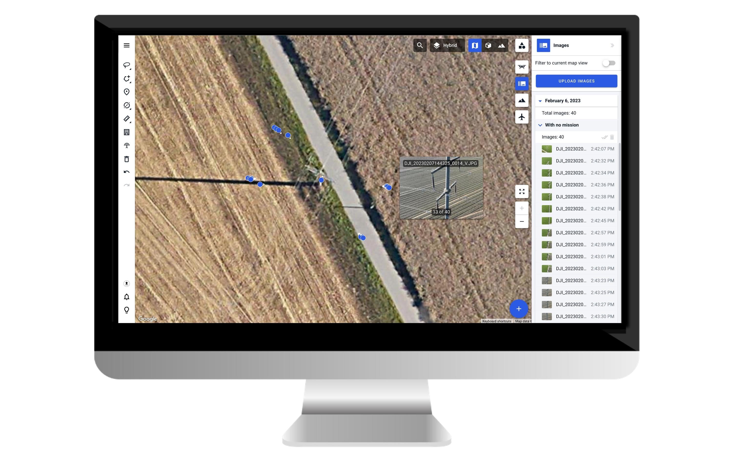 Der Computerbildschirm zeigt Satellitenbilder einer Straße, die sich durch Felder schlängelt. Rechts ist die Software „Drone Harmony – Software für Mapping & Inspektion – Starter, 1-Jahr“ von Droneharmony geöffnet, die Bedienelemente und Bildlisten enthält. Die Straße ist mit präzisen Drohneninspektionsmessungen und Anmerkungen hervorgehoben.