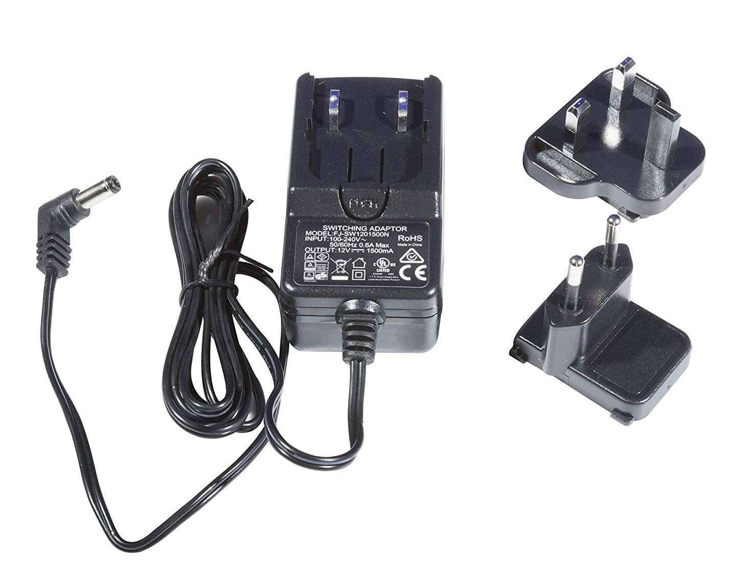 Dieses schwarze Netzteil, ideal für den FEELWORLD Feelworld LUT11H HDMI-Monitor, wird mit einem Spiralkabel und austauschbaren britischen dreipoligen und europäischen zweipoligen Steckern geliefert. Die technischen Daten sind aufgedruckt.