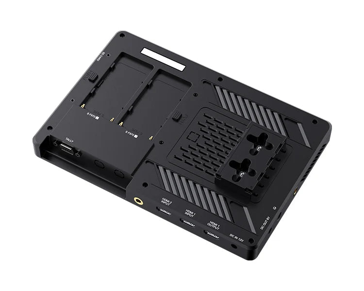Das FEELWORLD LUT11H ist ein schwarzes elektronisches Display mit mehreren Steckplätzen und Anschlüssen, darunter zwei Batteriefächer und eine Montageplatte. Es verfügt über beschriftete Anschlüsse an der Unterkante mit HDMI-Eingang. Die Oberfläche weist diagonale Strukturlinien auf, die das 2000-nit-IPS-Touchscreen-Display ergänzen.